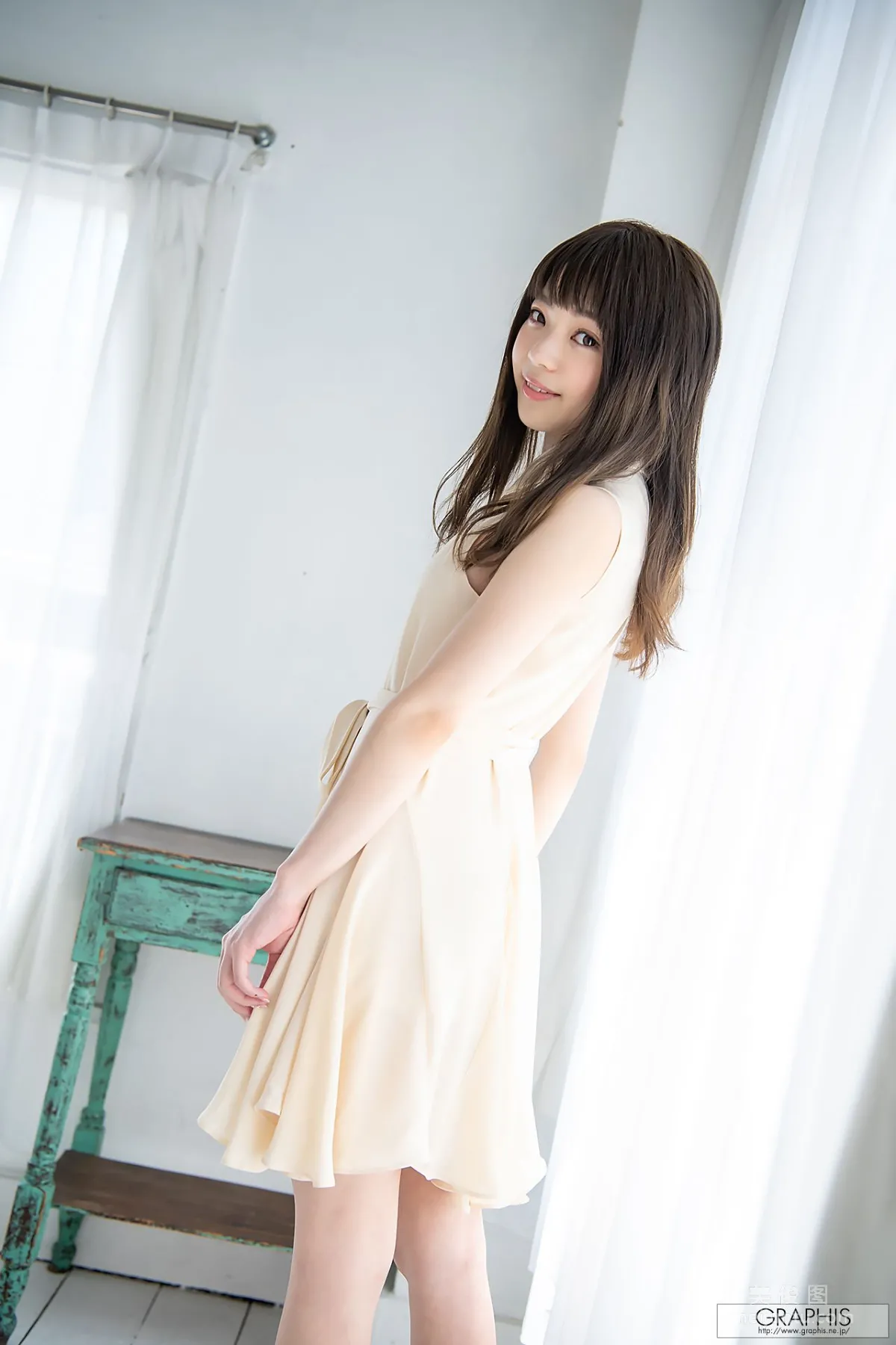 [Graphis] First Gravure 初脫ぎ娘 No.169 槙いずな(槙泉奈) 寫真集 2