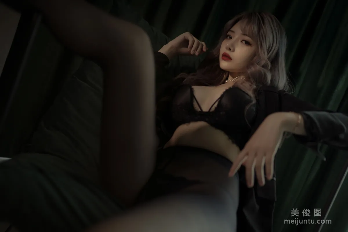 [Cosplay] 動漫博主雯妹 - 黑絲西裝 23