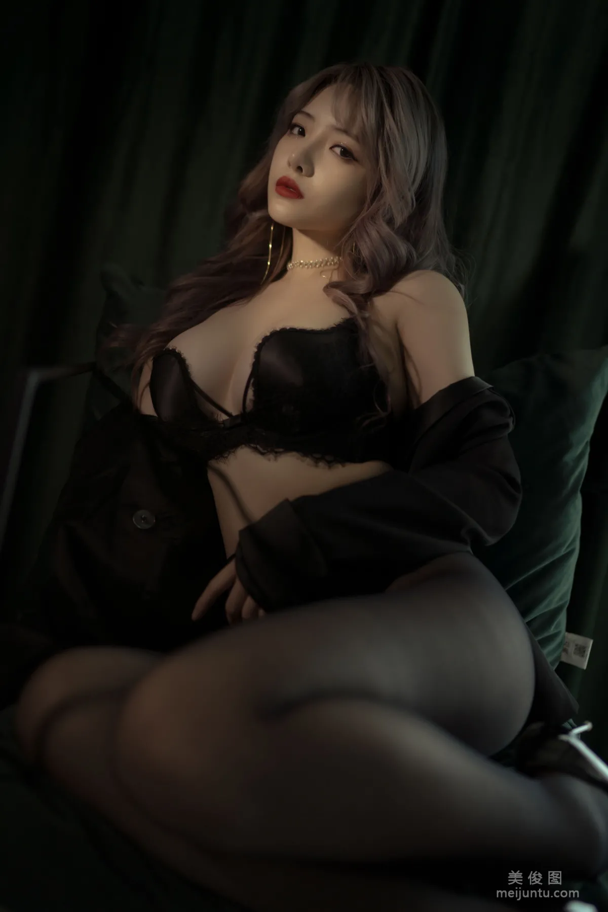 [Cosplay] 動漫博主雯妹 - 黑絲西裝 15