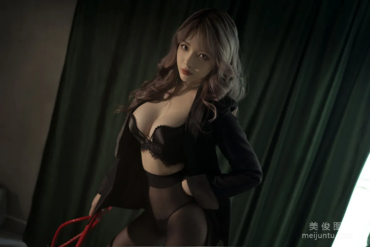 [Cosplay] 動漫博主雯妹 - 黑絲西裝 9