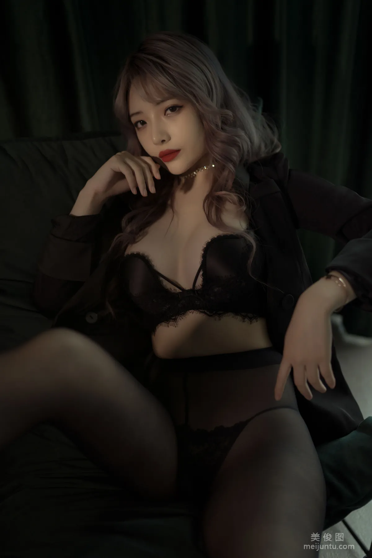[Cosplay] 動漫博主雯妹 - 黑絲西裝 22