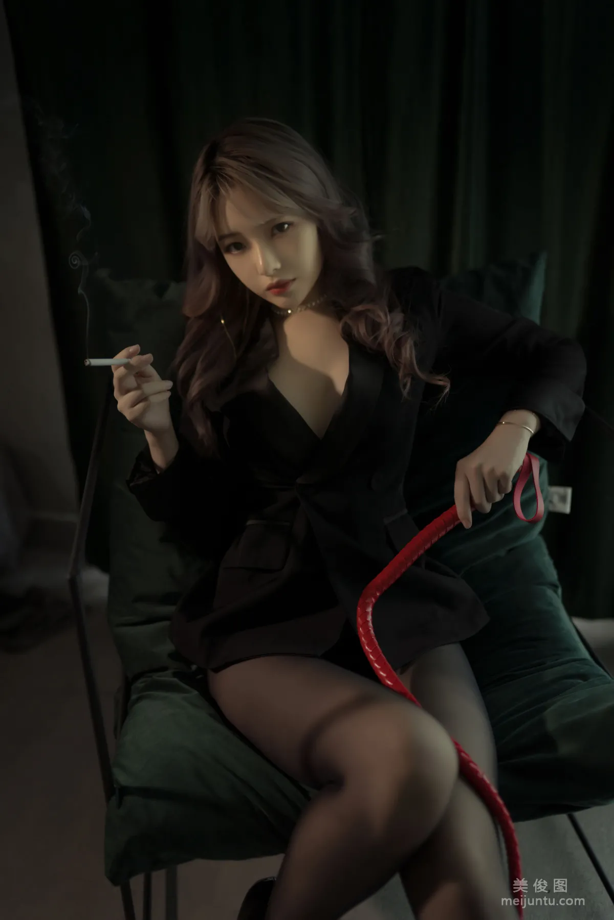 [Cosplay] 動漫博主雯妹 - 黑絲西裝 4