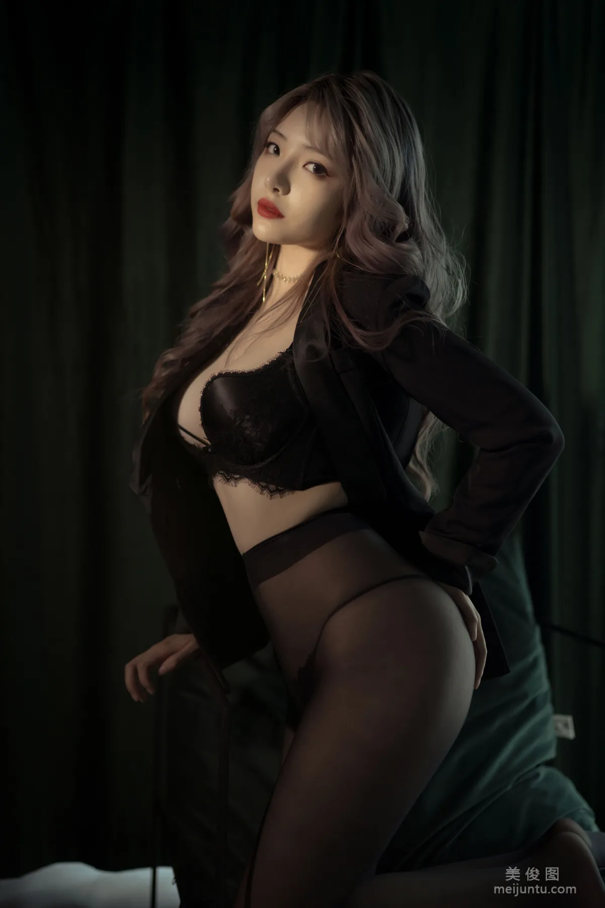 [Cosplay] 動漫博主雯妹 - 黑絲西裝 11