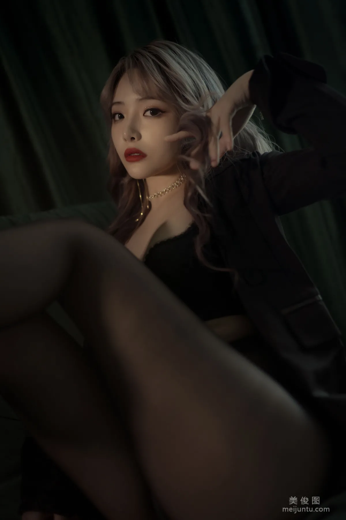 [Cosplay] 動漫博主雯妹 - 黑絲西裝 18