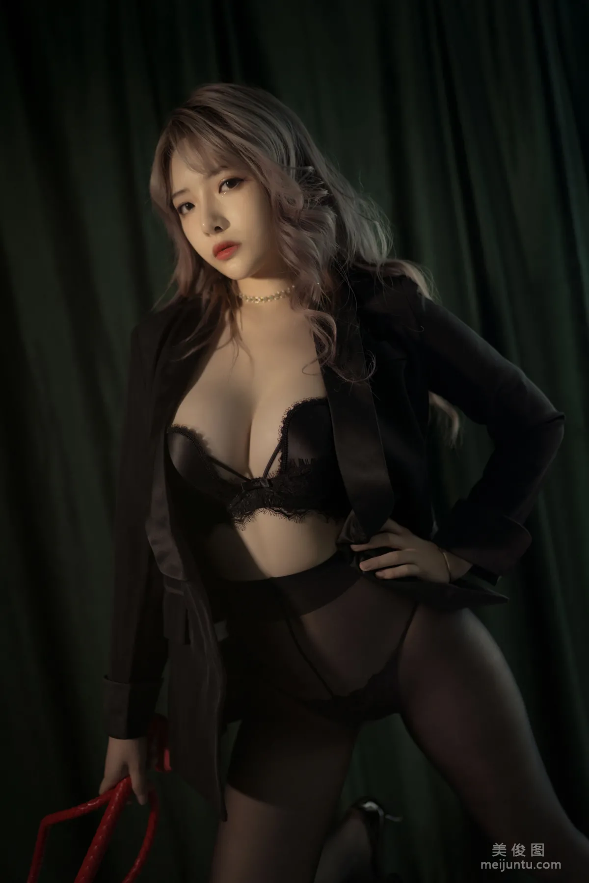 [Cosplay] 動漫博主雯妹 - 黑絲西裝 10