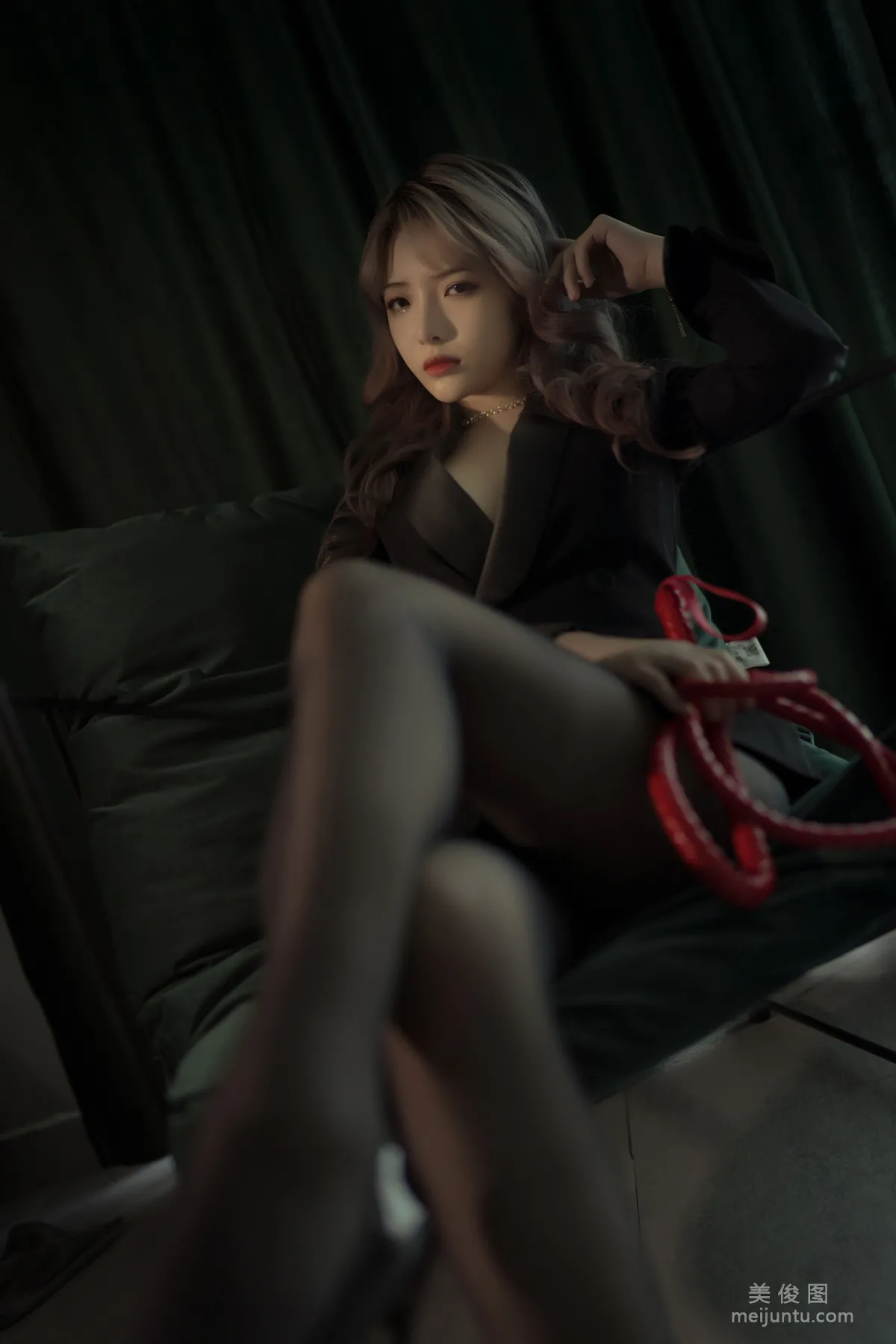 [Cosplay] 動漫博主雯妹 - 黑絲西裝 3