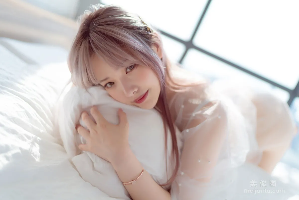 [Cosplay寫真] 動漫博主雯妹 - 白色镂空 44