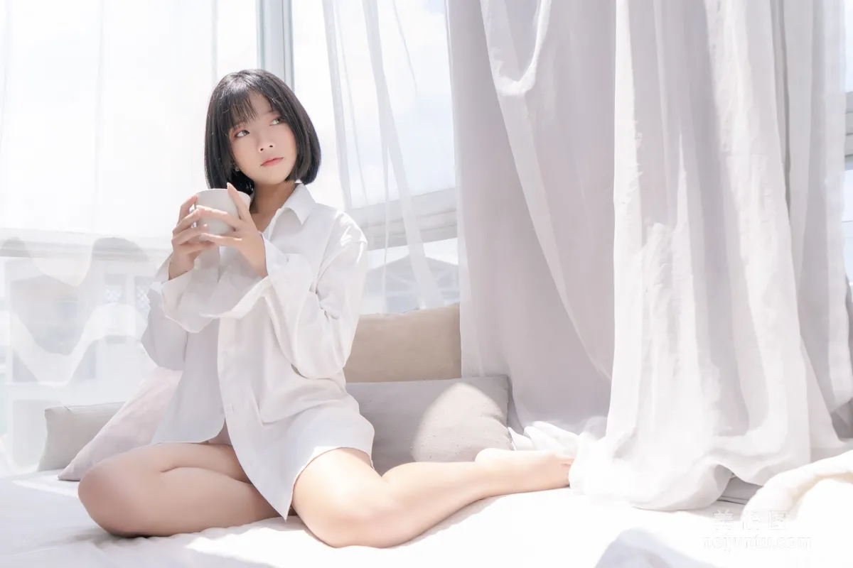 Messie Huang 《Boyfriend's shirt 》 寫真集 21