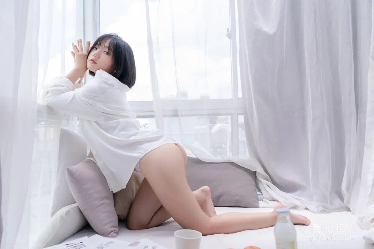Messie Huang 《Boyfriend's shirt 》 寫真集 14