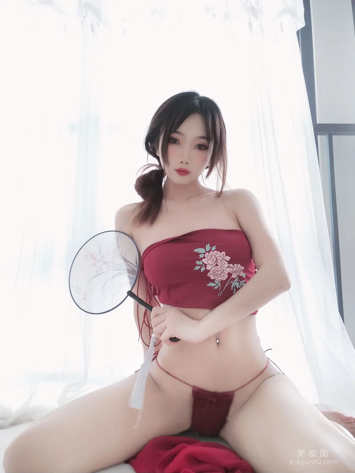 白嫩美少女鬼畜瑤 - 情趣紅肚兜 寫真集 16