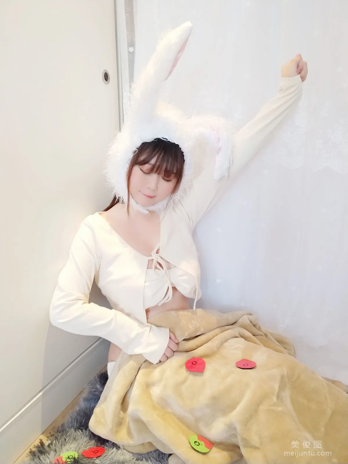 [網紅COSER] 蜜桃少女是依醬呀 - 小白兔 寫真集 7