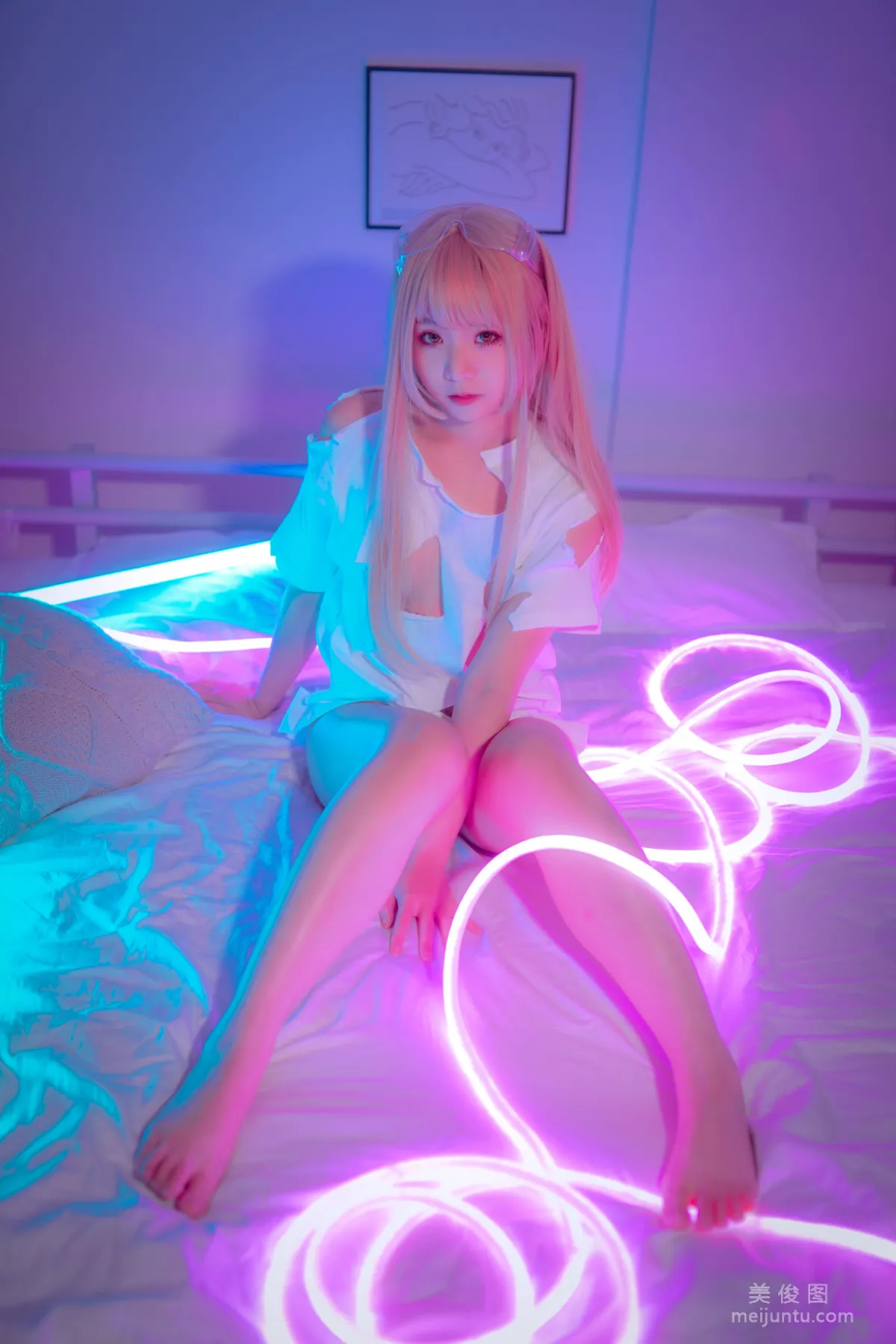 [网红COSER] 萌妹是青水 - 破T恤 写真集19