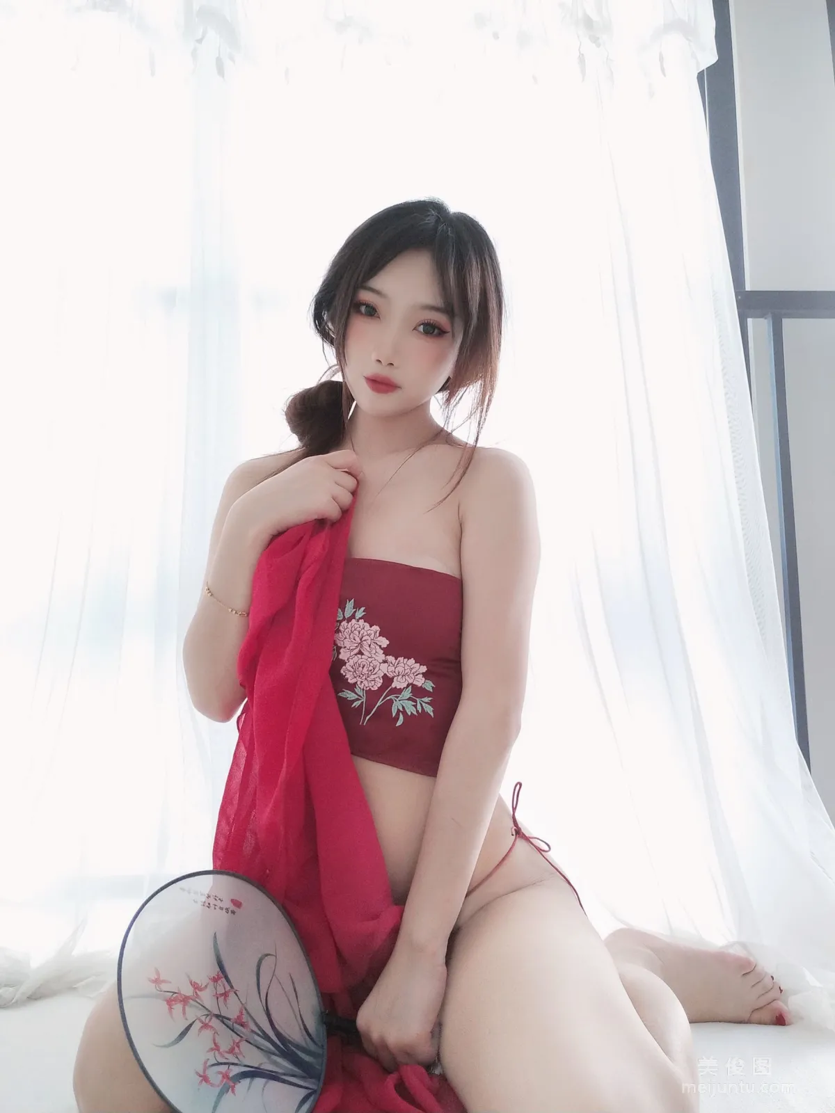 白嫩美少女鬼畜瑤 - 情趣紅肚兜 寫真集 5