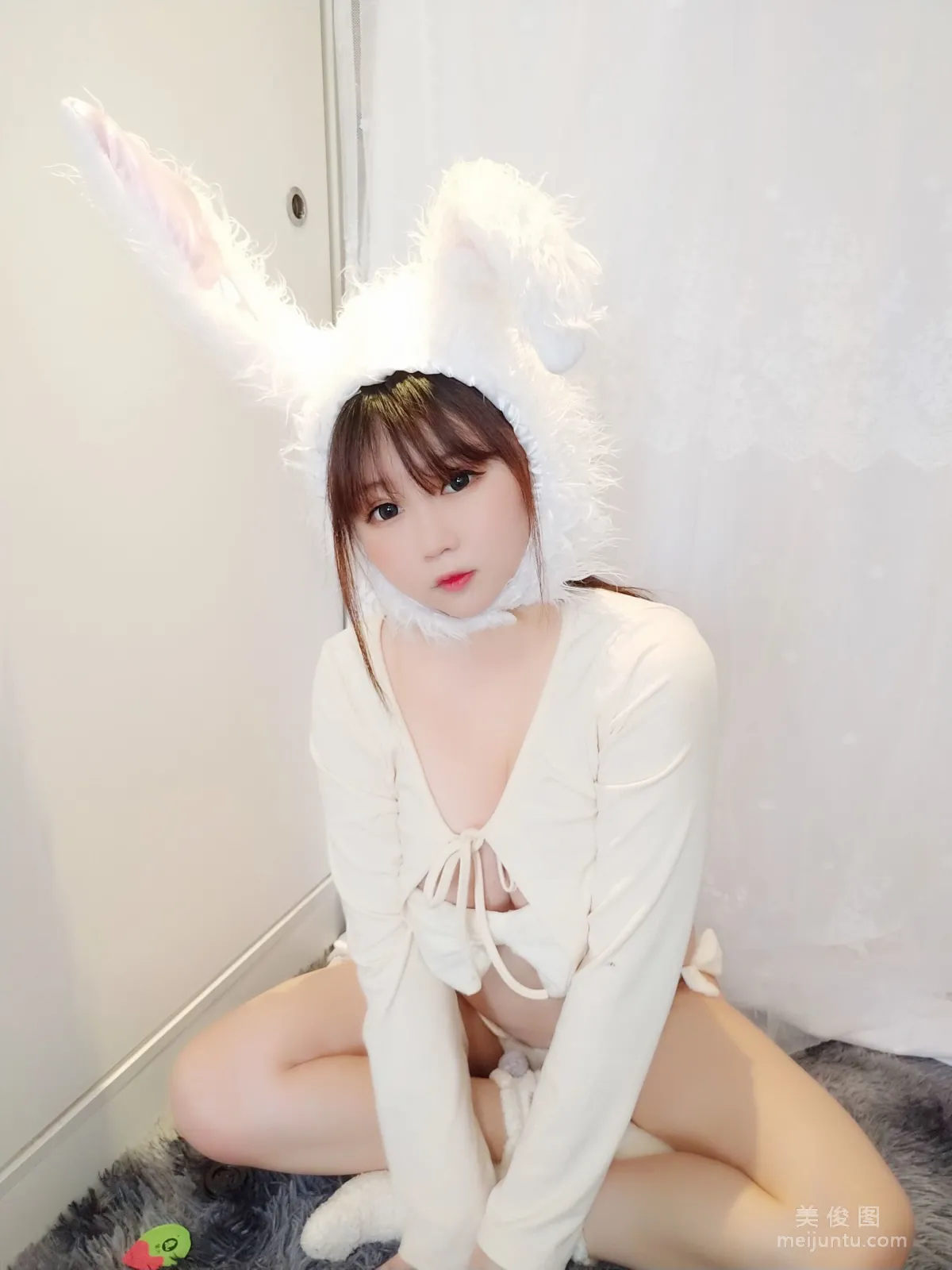 [網紅COSER] 蜜桃少女是依醬呀 - 小白兔 寫真集 4