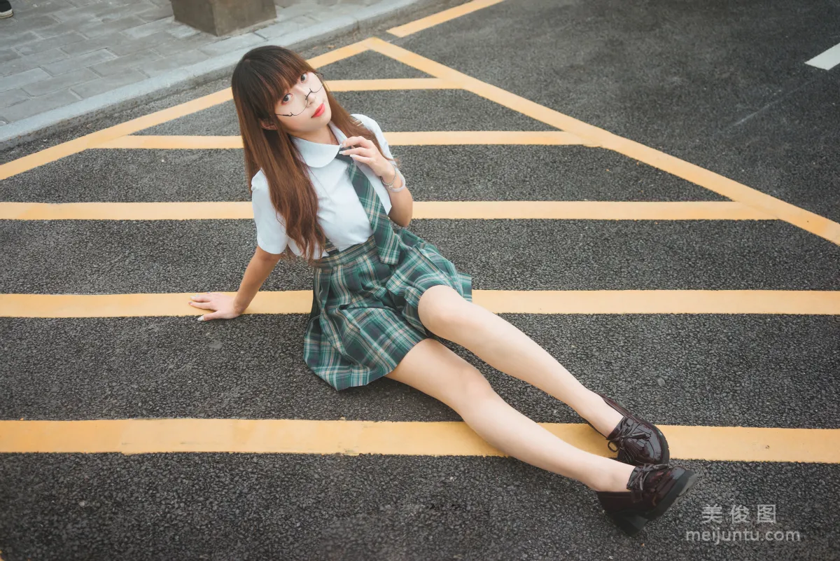 [網紅COSER] 動漫博主Money冷冷 - JK 寫真集 2