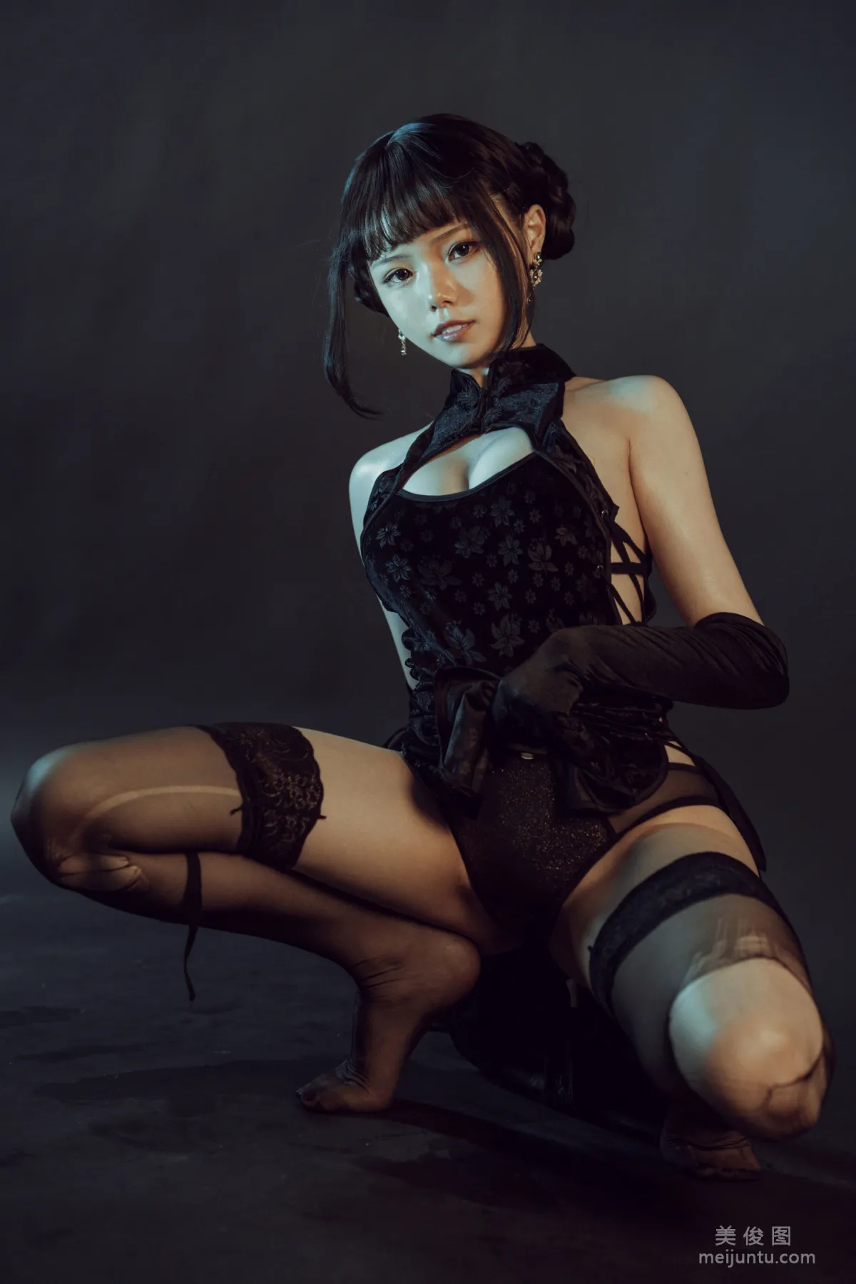 [網紅COSER] 七月喵子 - 黑旗袍 寫真集 4