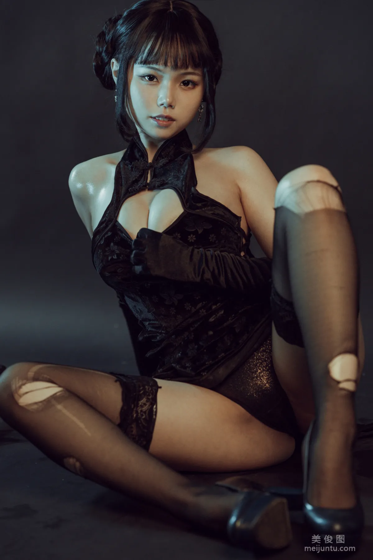 [網紅COSER] 七月喵子 - 黑旗袍 寫真集 25
