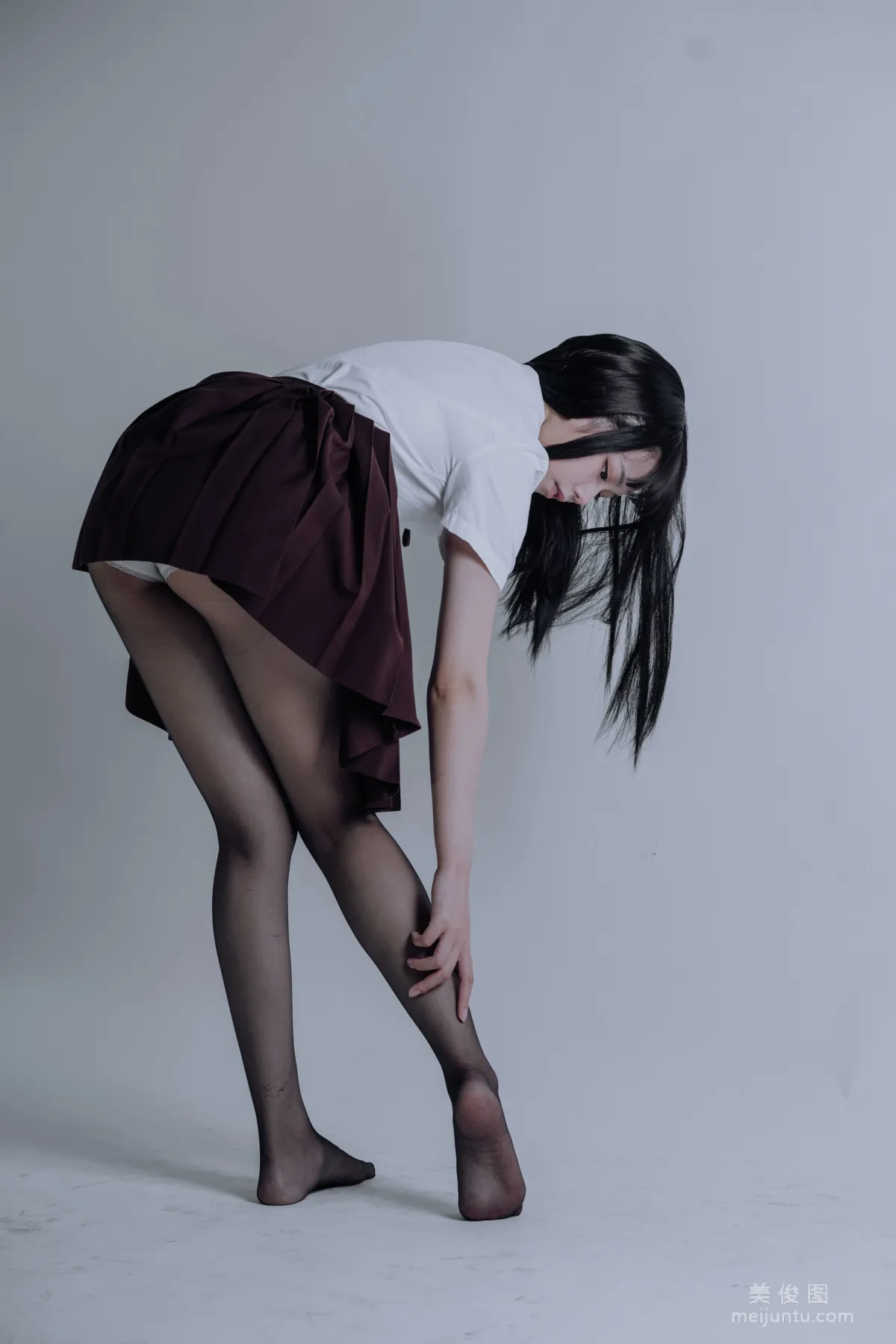 [網紅COSER] 七月喵子 - JK黑絲 寫真集 23