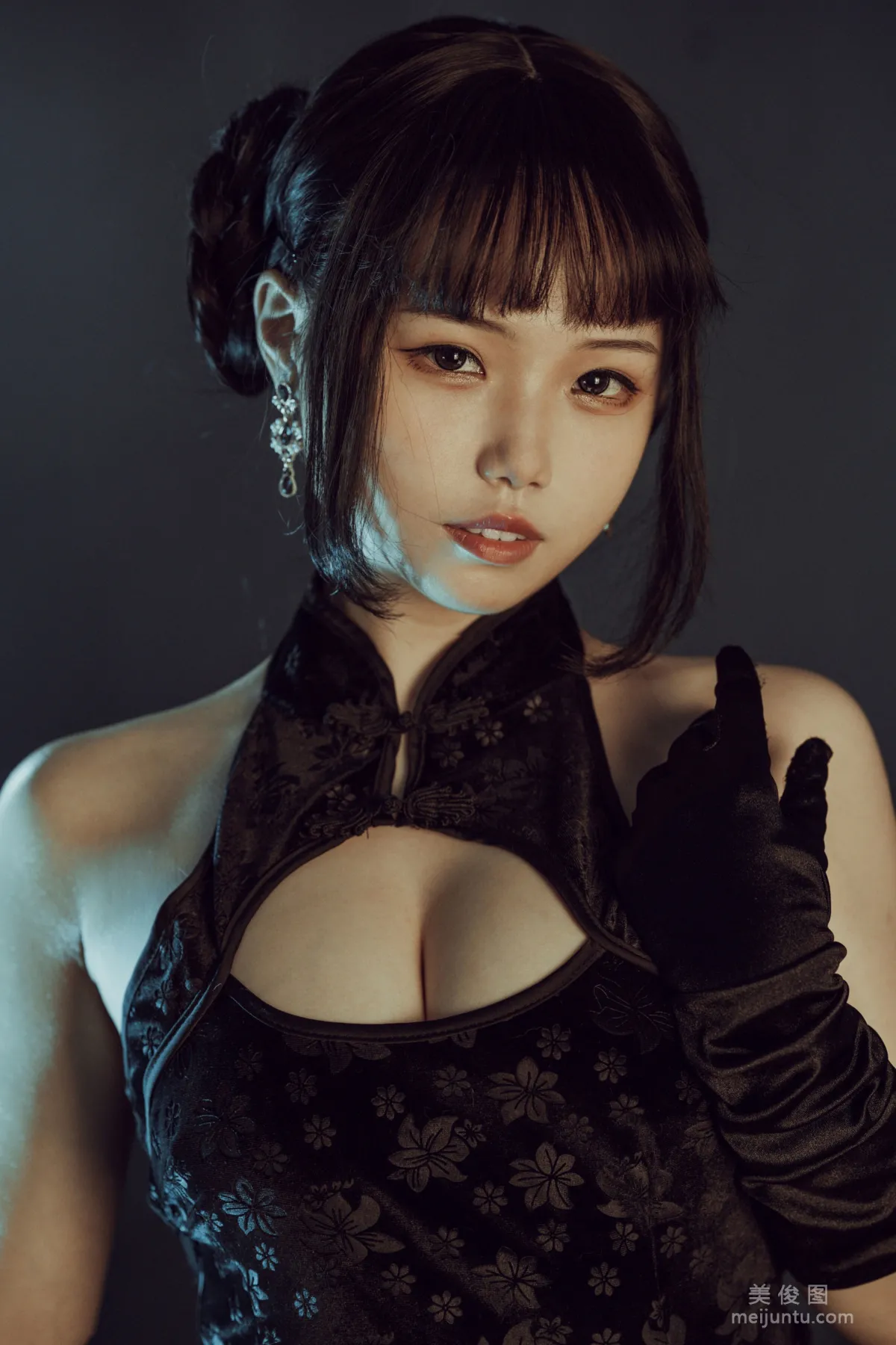 [網紅COSER] 七月喵子 - 黑旗袍 寫真集 21