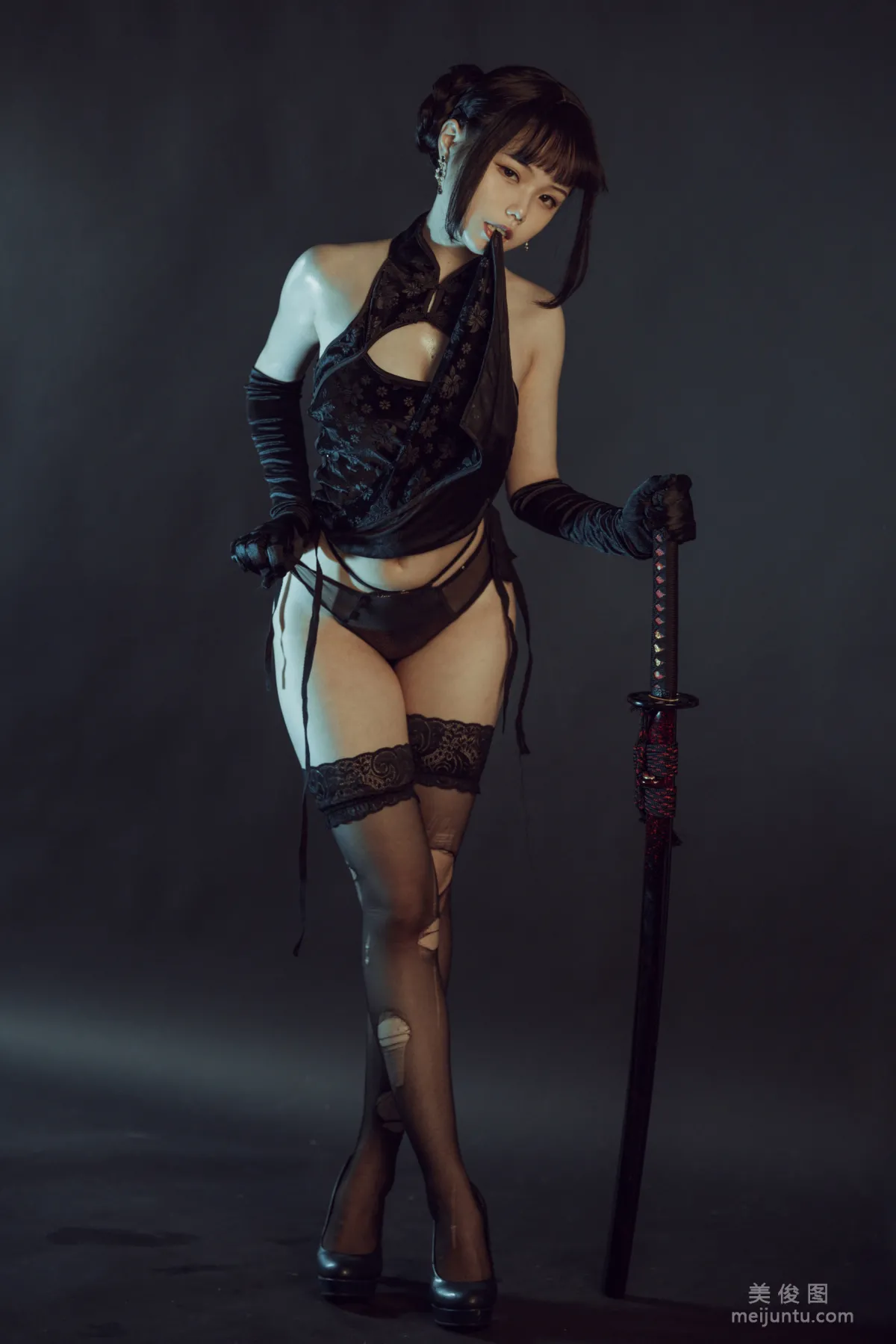 [網紅COSER] 七月喵子 - 黑旗袍 寫真集 11