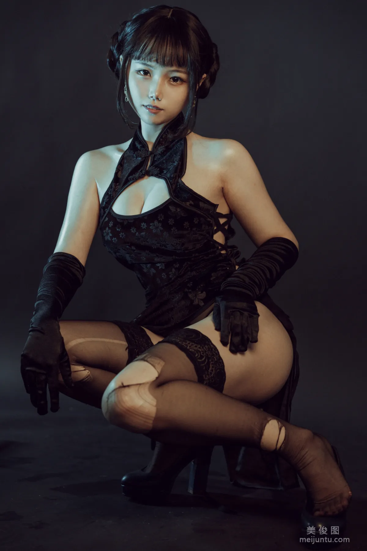 [網紅COSER] 七月喵子 - 黑旗袍 寫真集 28