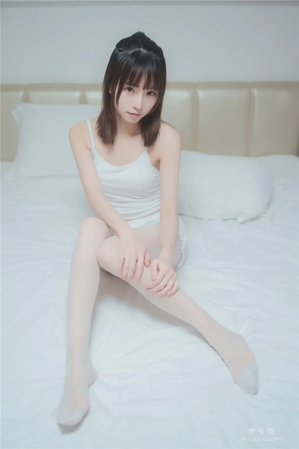 [網紅COSER] Kitaro_绮太郎 - 白絲套裝 寫真集 24