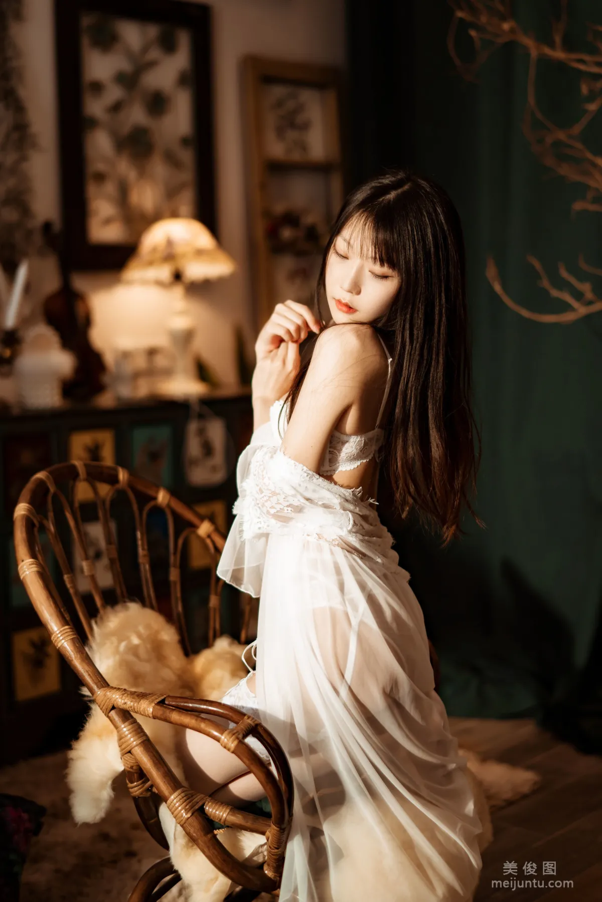 [網紅COSER] 香草喵露露 - 室内白色蕾絲 寫真集 16