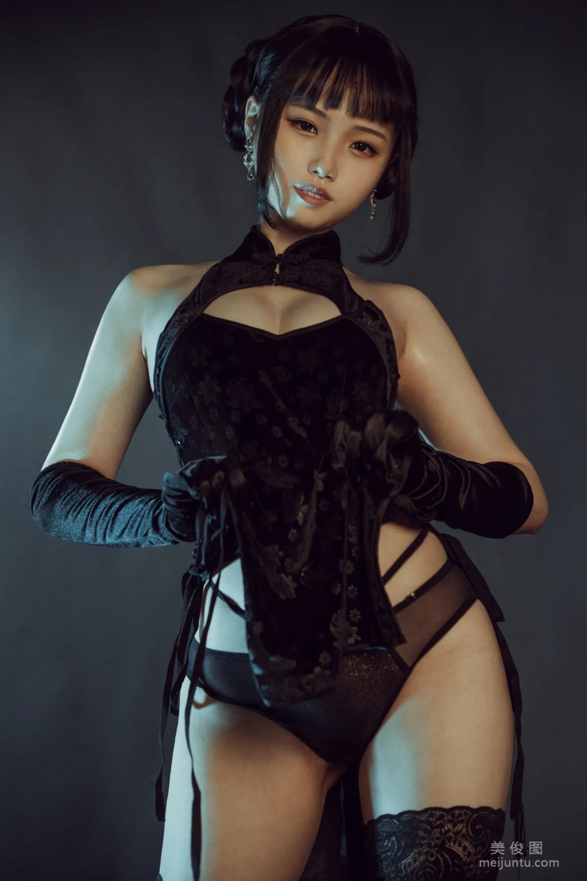 [網紅COSER] 七月喵子 - 黑旗袍 寫真集 24