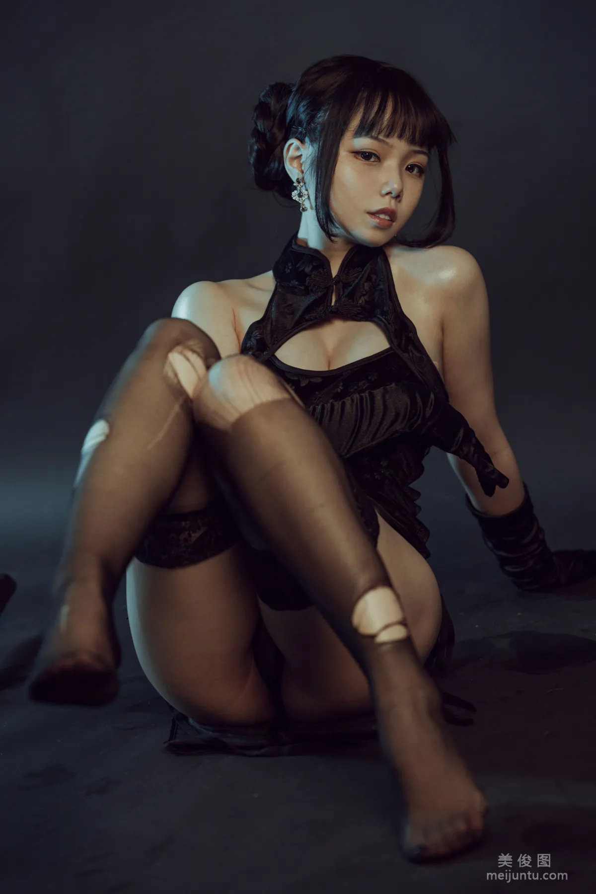 [網紅COSER] 七月喵子 - 黑旗袍 寫真集 27