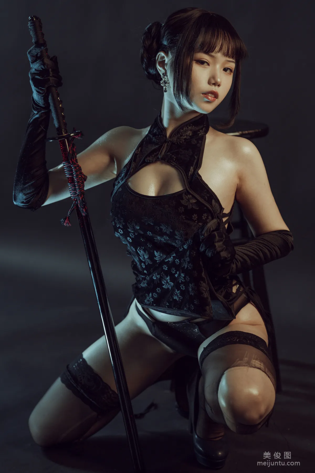[網紅COSER] 七月喵子 - 黑旗袍 寫真集 5