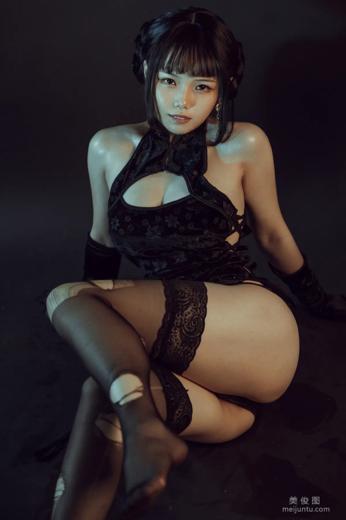 [網紅COSER] 七月喵子 - 黑旗袍 寫真集 18