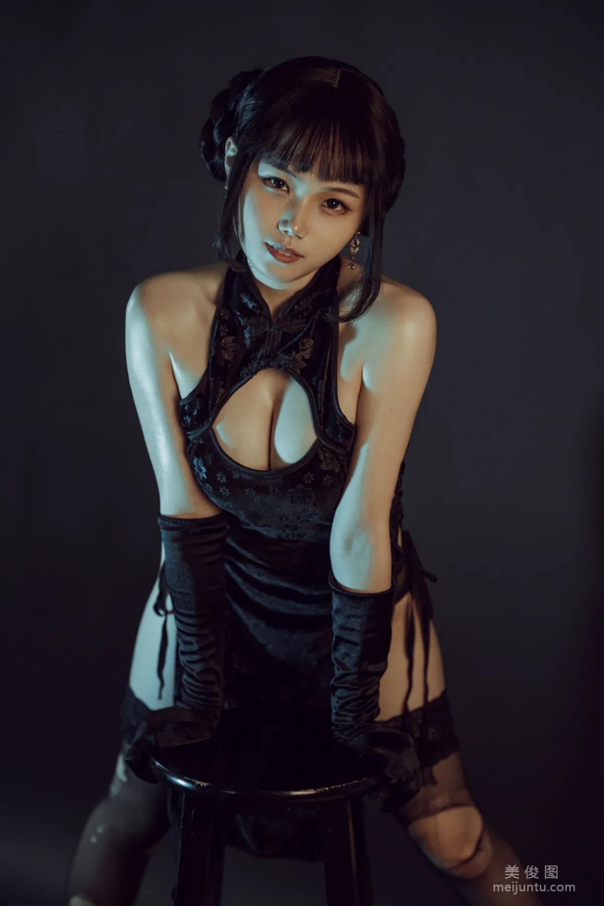 [網紅COSER] 七月喵子 - 黑旗袍 寫真集 31