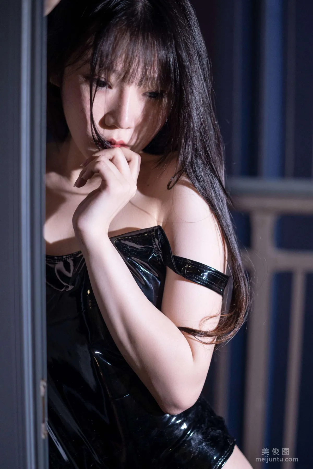 [网红COSER] 香草喵露露 - 阳台 写真集27