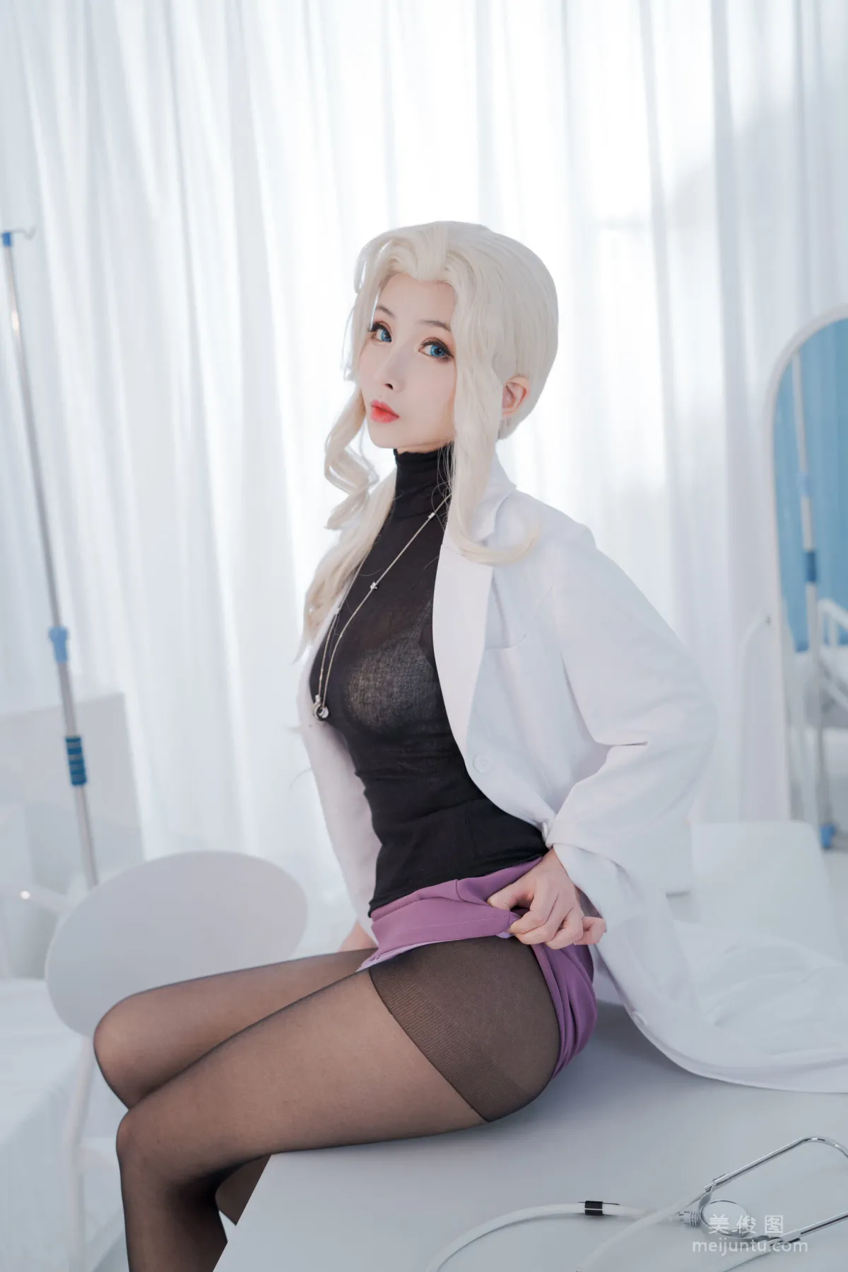 [网红COSER] rioko凉凉子 - 透视装的校医大姐姐1