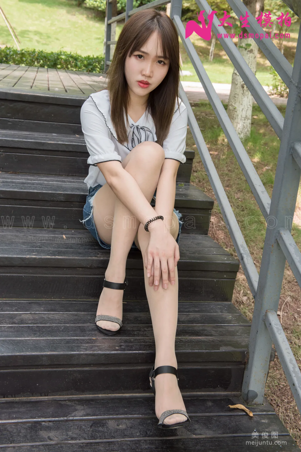 [大生模拍] No.137 婉菱 - 公園裡的短裙肉絲 7
