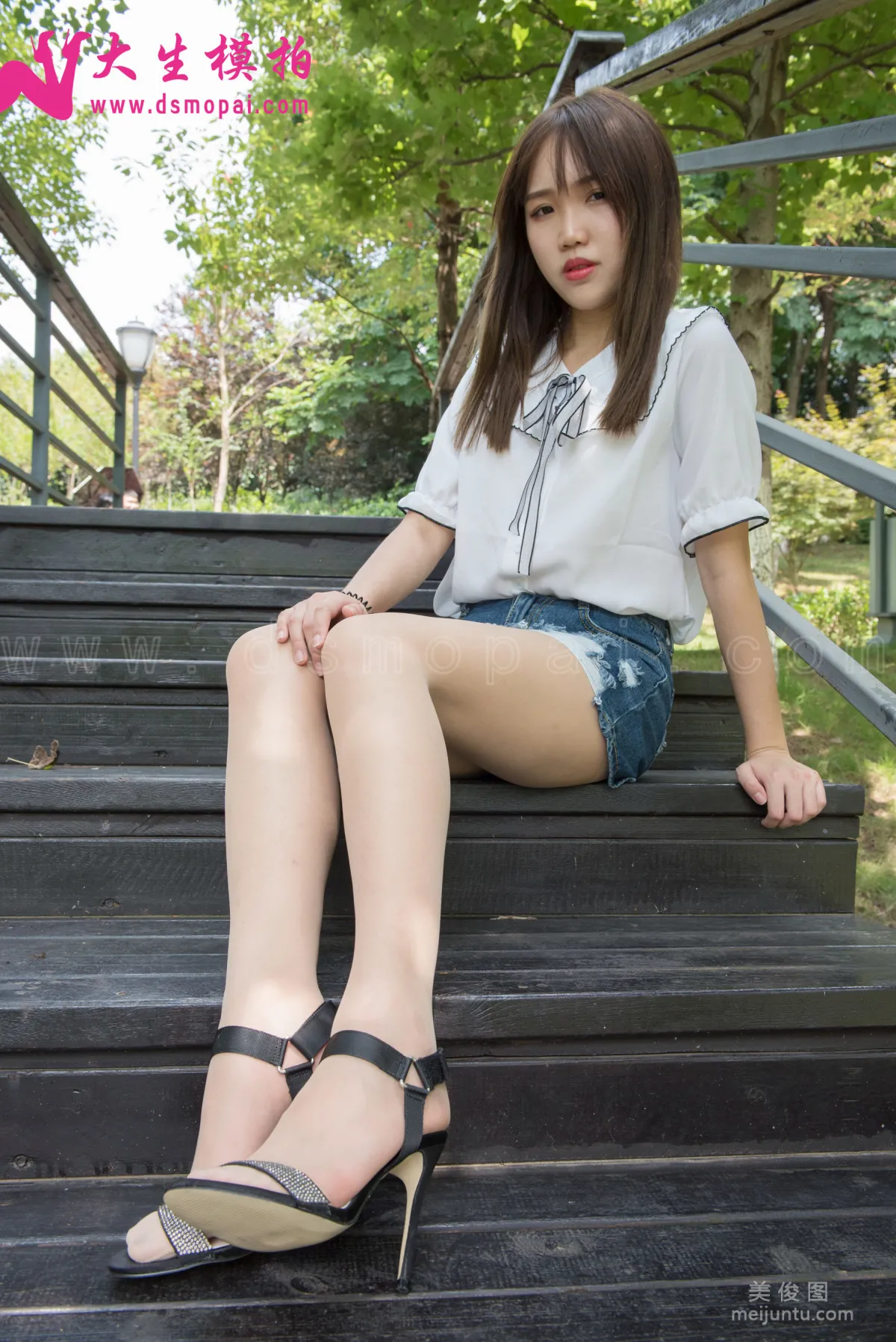 [大生模拍] No.137 婉菱 - 公園裡的短裙肉絲 2