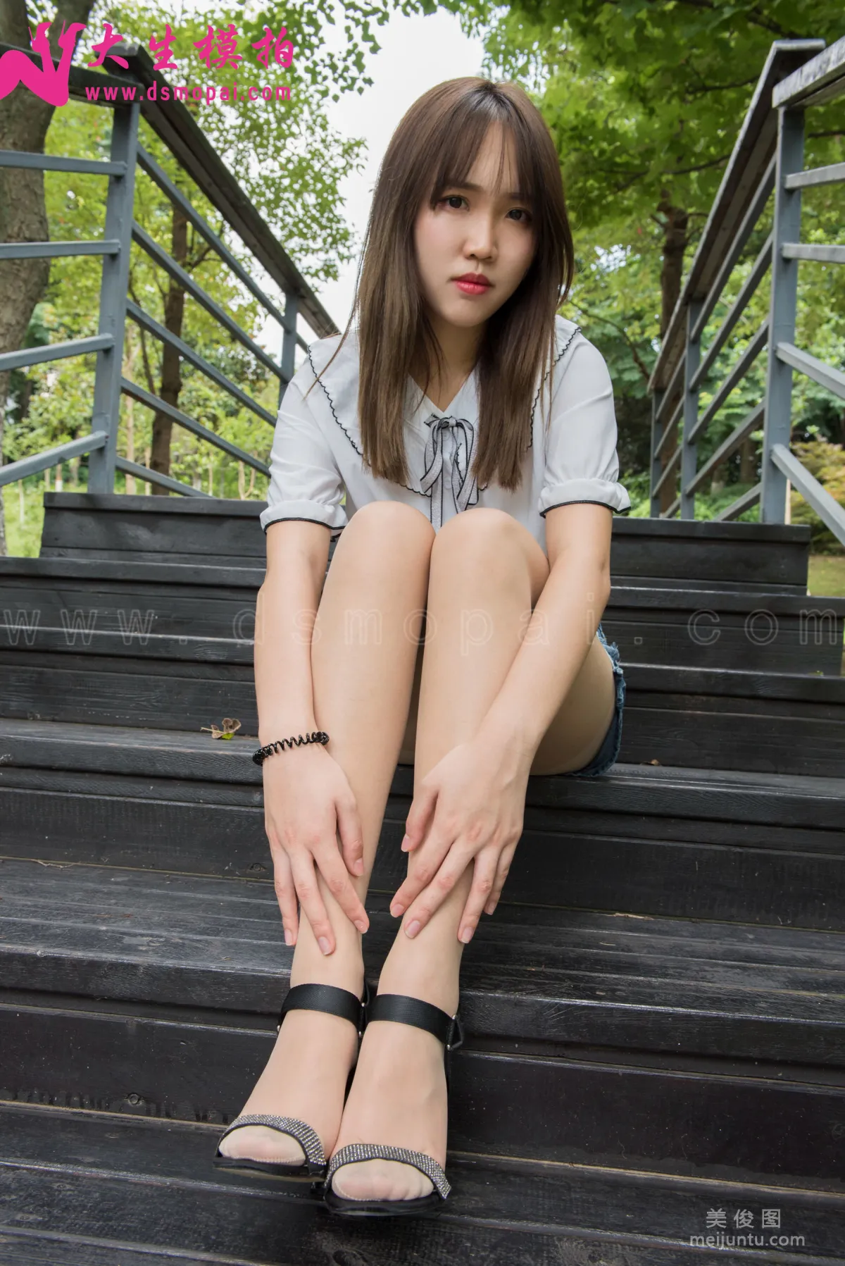 [大生模拍] No.137 婉菱 - 公園裡的短裙肉絲 15