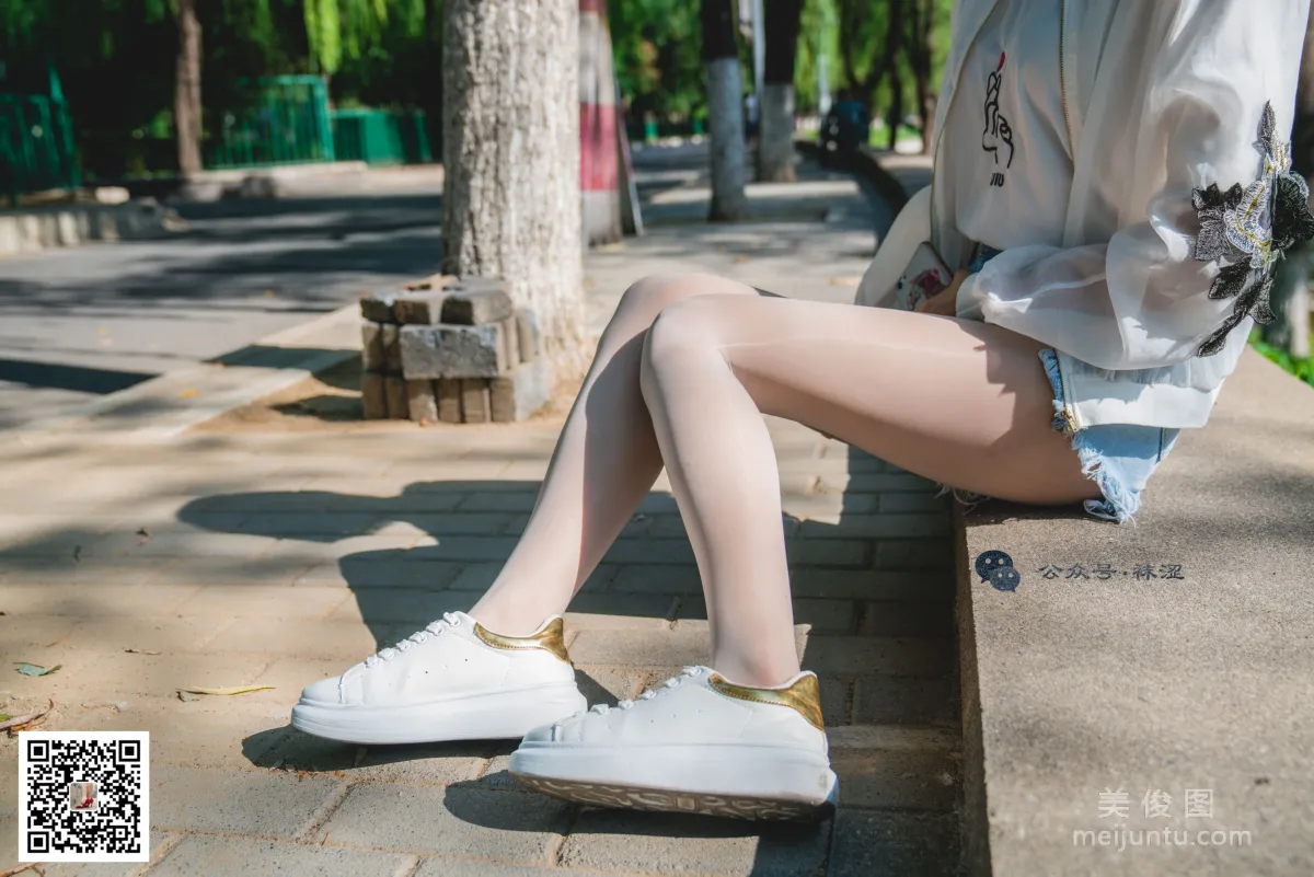 [袜涩] VOL.010  当穿白丝的妹子遇到大叔 写真套图7