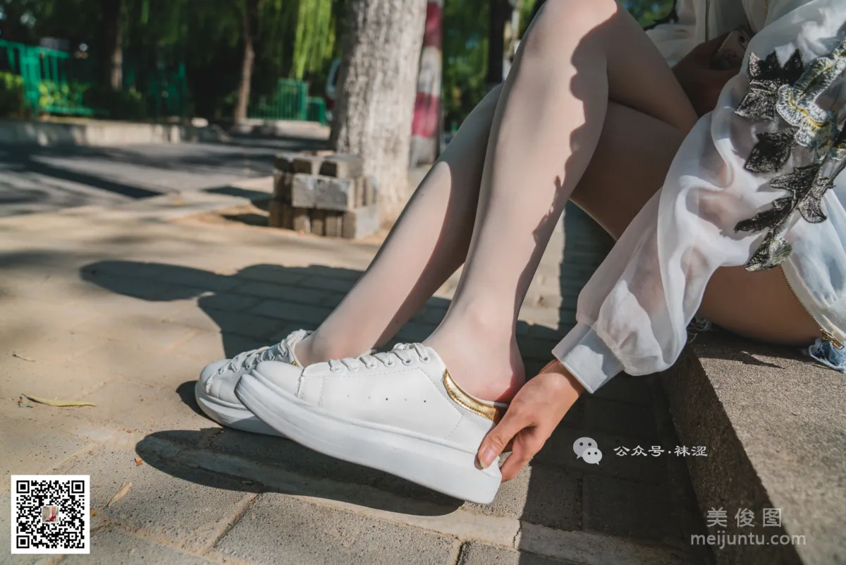[袜涩] VOL.010  当穿白丝的妹子遇到大叔 写真套图9