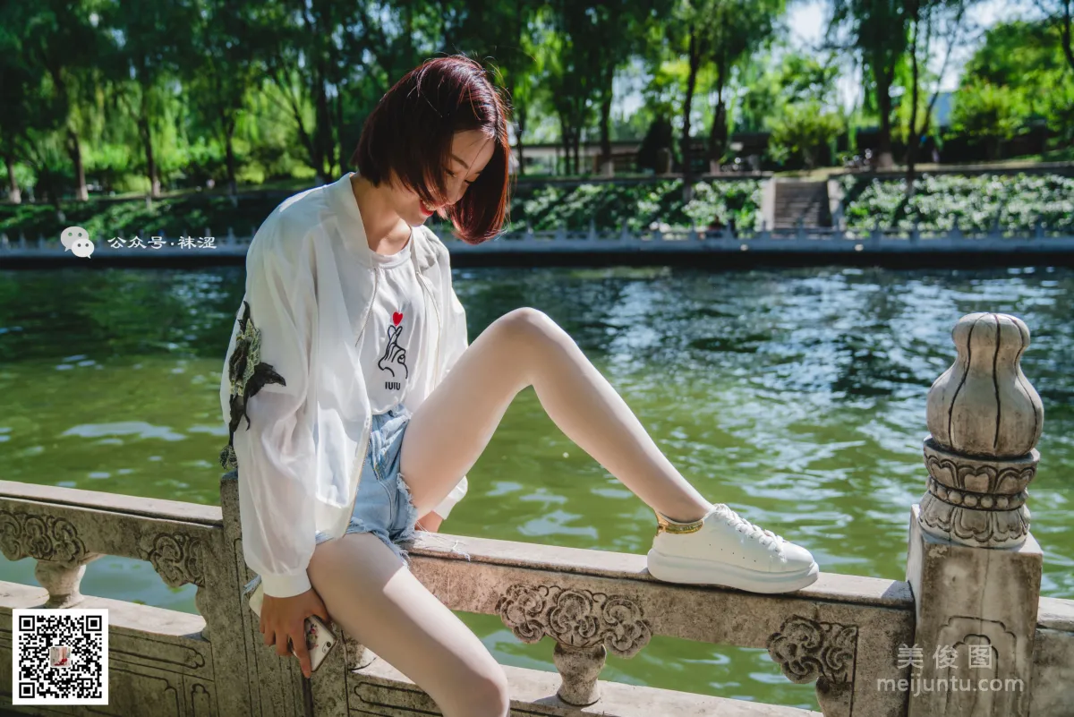[袜涩] VOL.010  当穿白丝的妹子遇到大叔 写真套图2