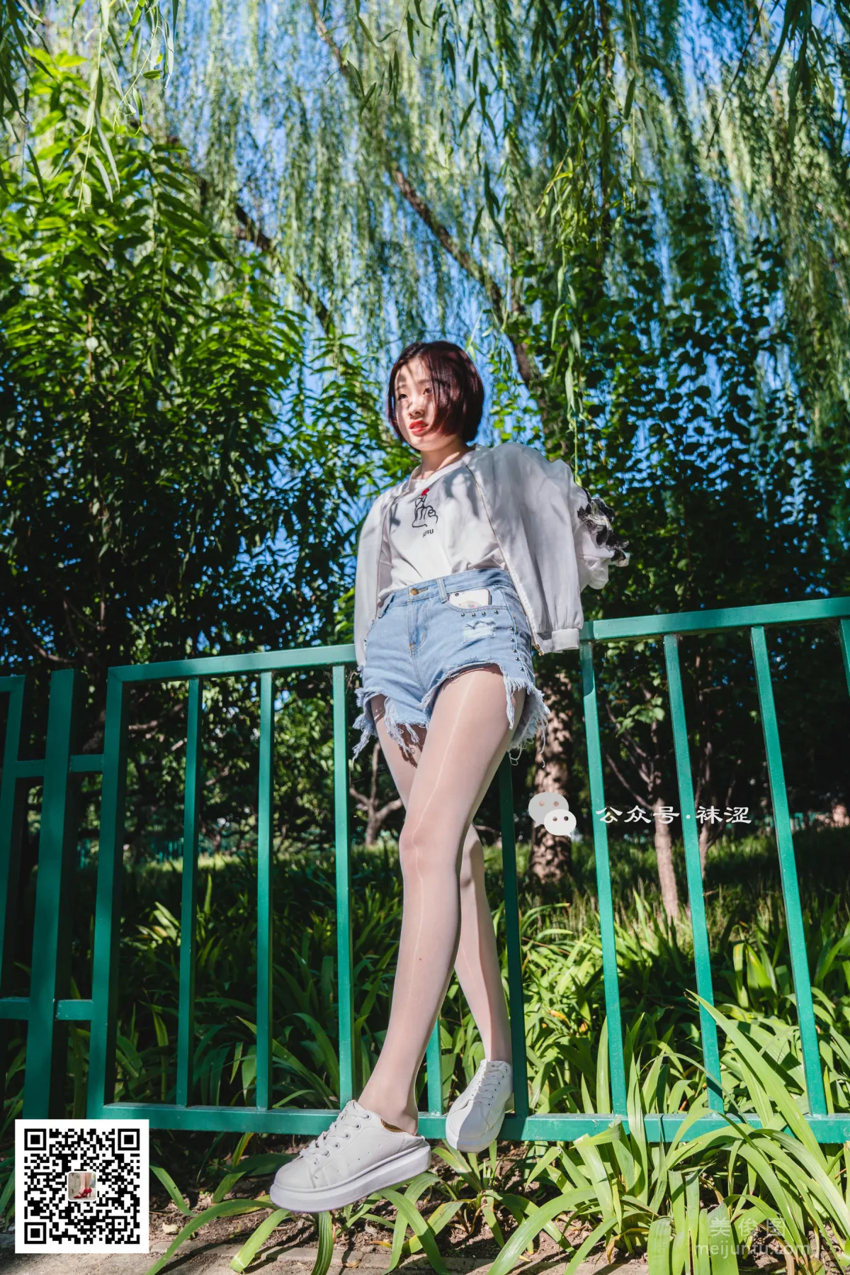[袜涩] VOL.010  当穿白丝的妹子遇到大叔 写真套图26