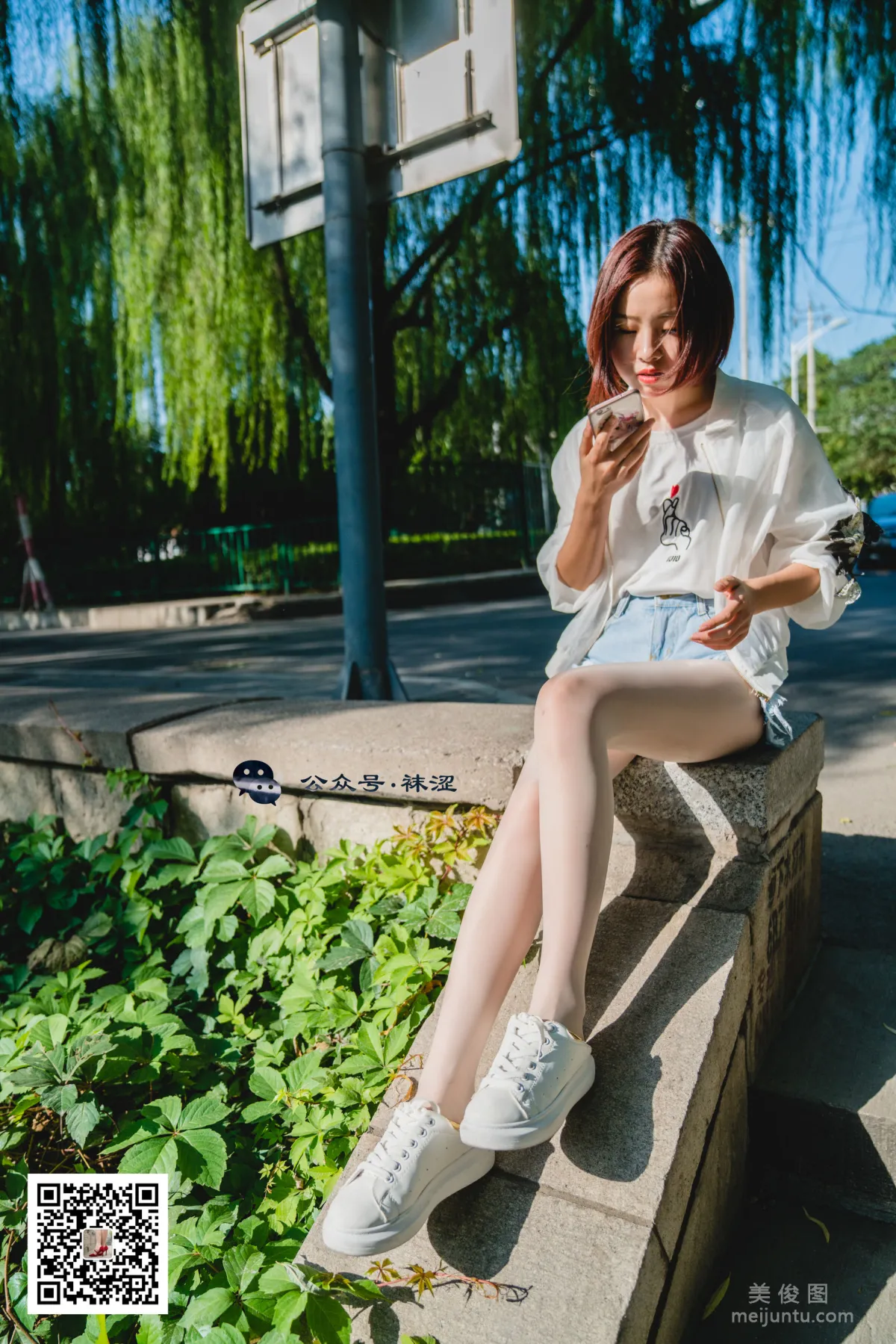 [袜涩] VOL.010  当穿白丝的妹子遇到大叔 写真套图58