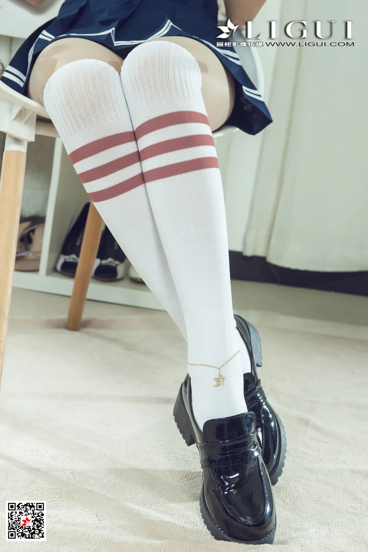 [丽柜Ligui] Model 潘潘 - 眼镜娘JK制服丝足4
