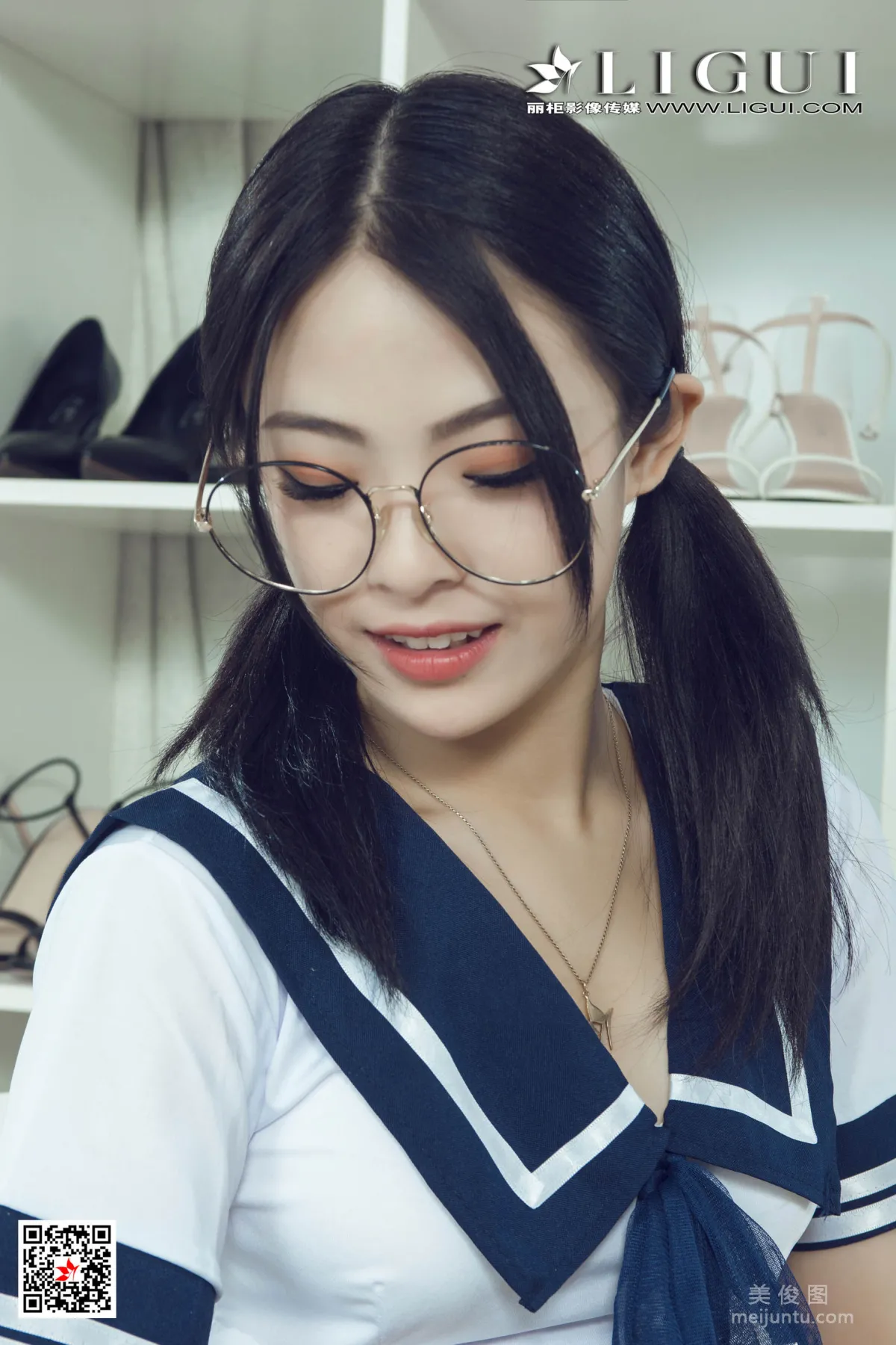 [丽柜Ligui] Model 潘潘 - 眼镜娘JK制服丝足7