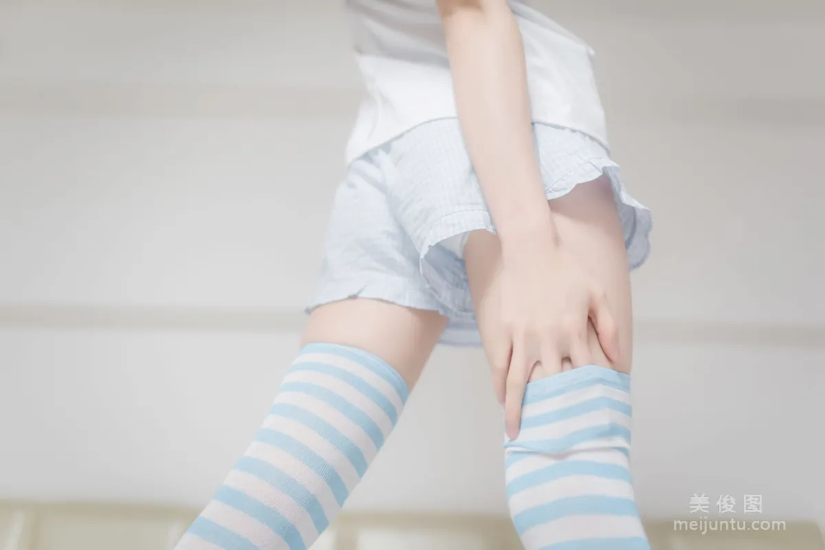 [Cosplay] Kitaro_绮太郎 - 藍白條紋襪 42