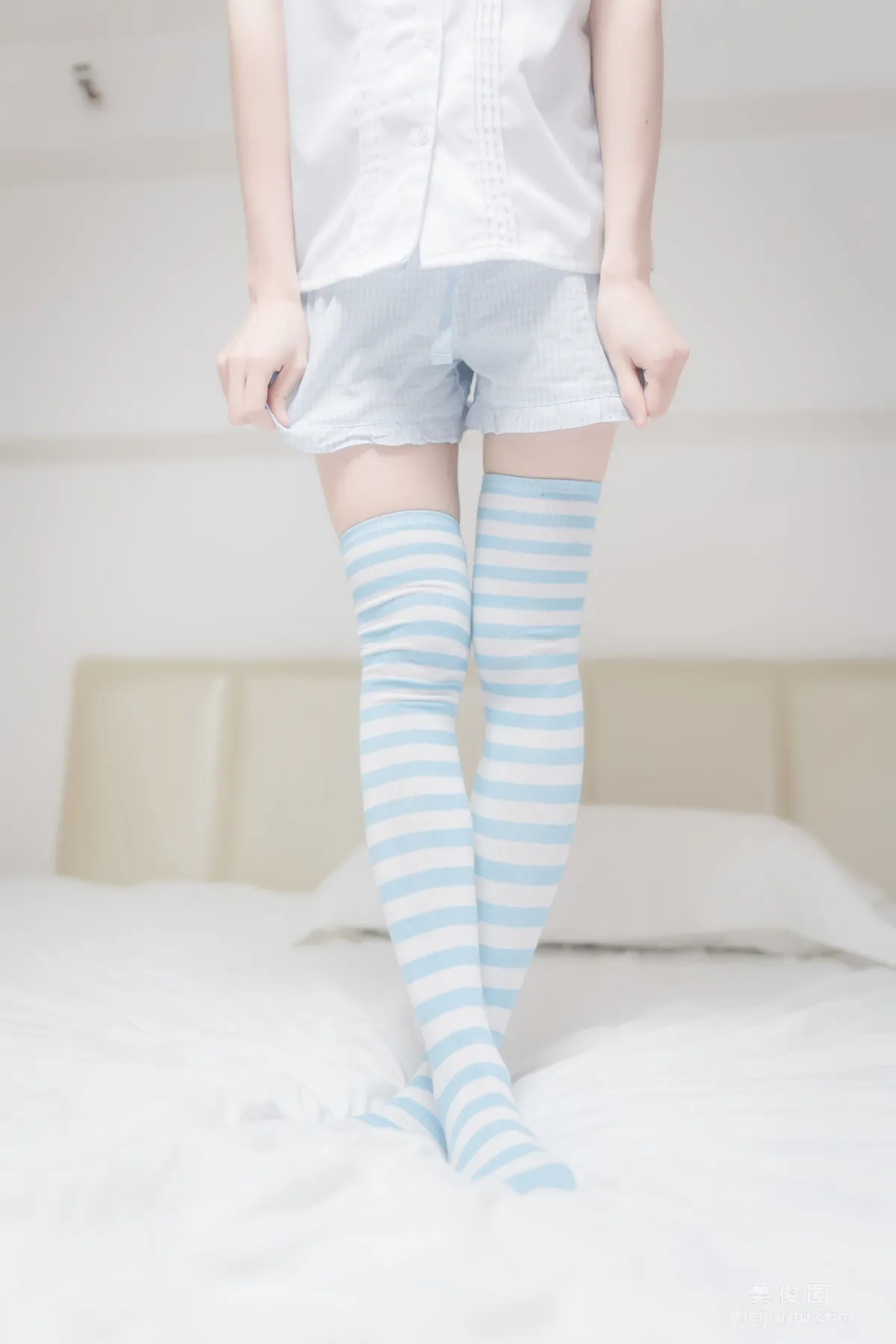 [Cosplay] Kitaro_绮太郎 - 藍白條紋襪 26