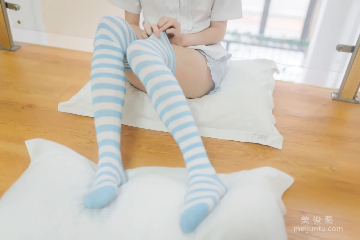 [Cosplay] Kitaro_绮太郎 - 藍白條紋襪 6