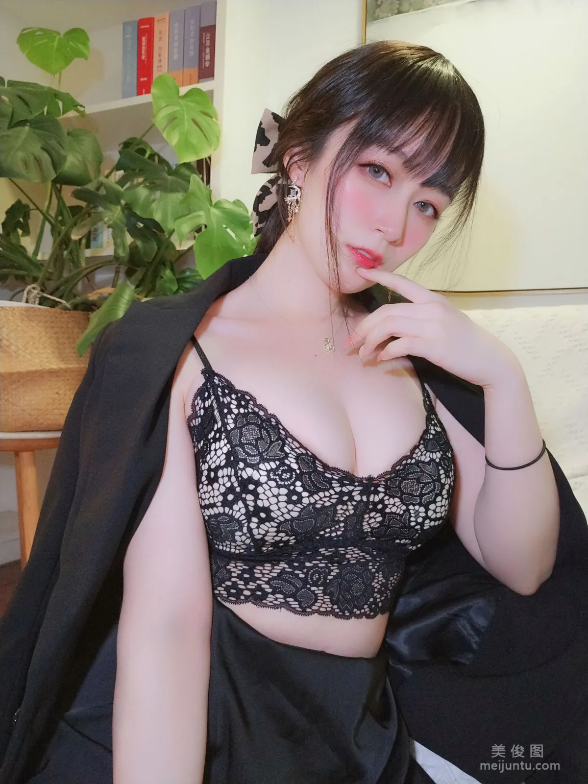[Cosplay] Coser小姐姐白銀81 - 西服 36