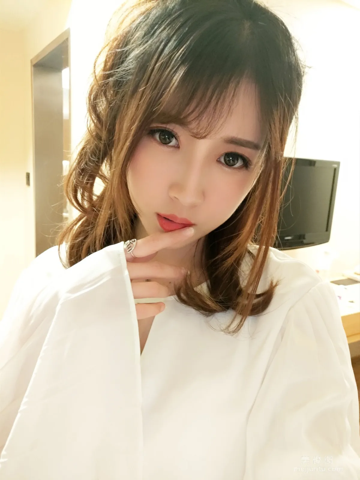 鬥魚主播小女巫露娜 - OL風膚色連褲襪 3