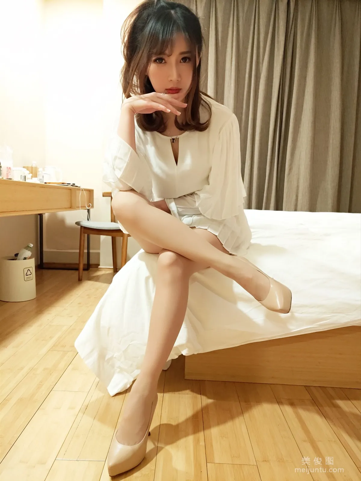 鬥魚主播小女巫露娜 - OL風膚色連褲襪 19